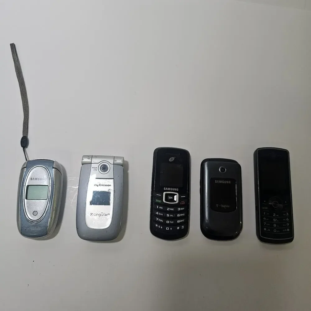 Lot 5 Vintage Cell Phones. Some Flip phones. Black Silver
